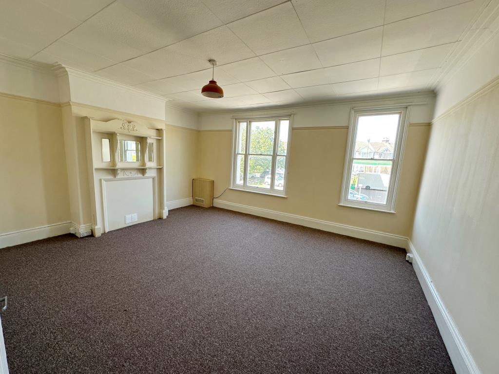 Lot: 81 - MIXED USE FREEHOLD BLOCK FOR INVESTMENT - Living room of Maisonette